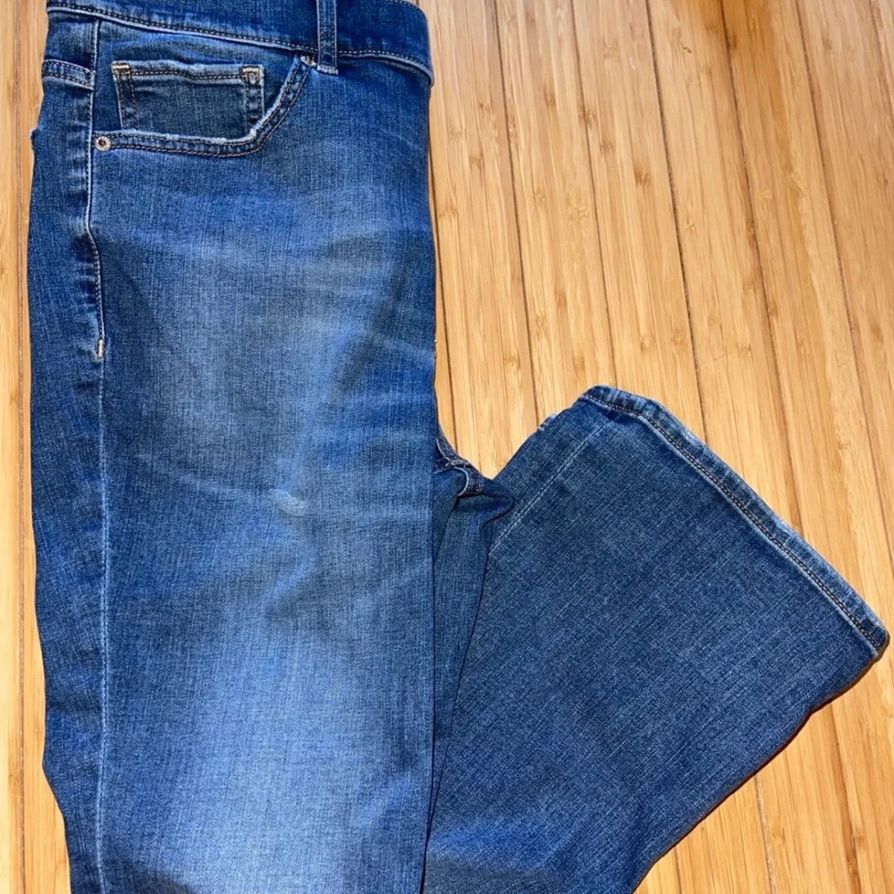 Express Cropped Bell Flare High Rise Jean - Picture 2 of 6